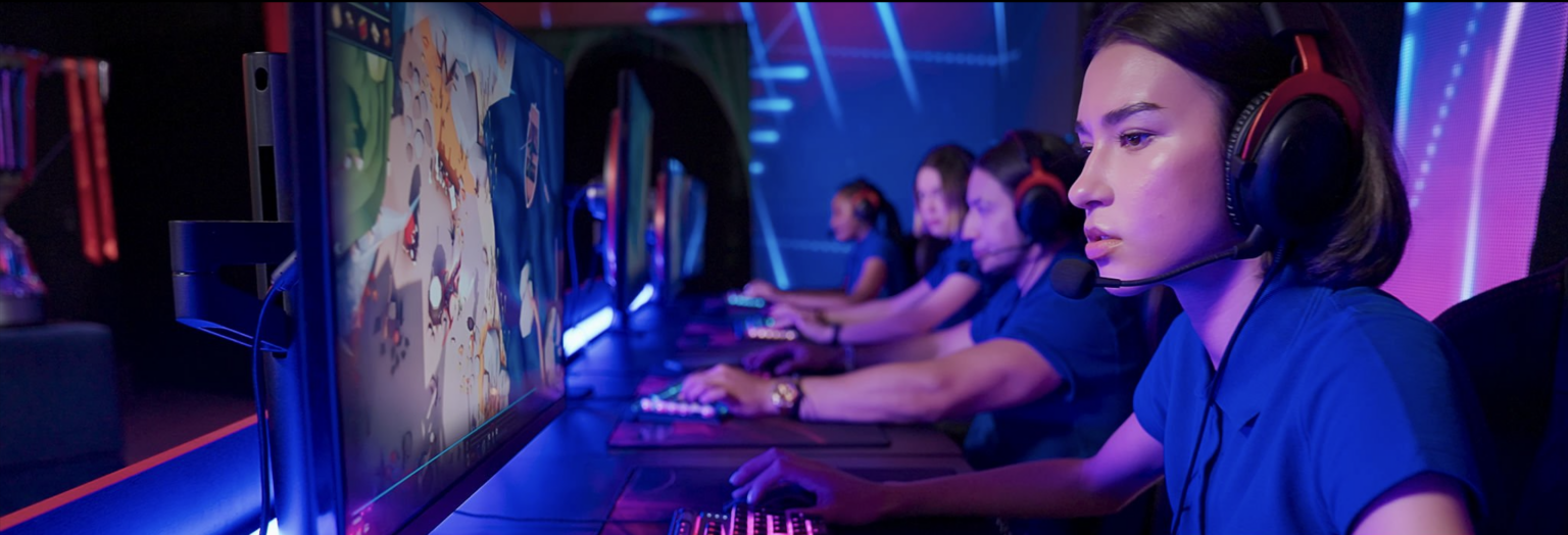 Équipe de joueurs professionnels avec une dirigeante participant au championnat eSport de jeux vidéos