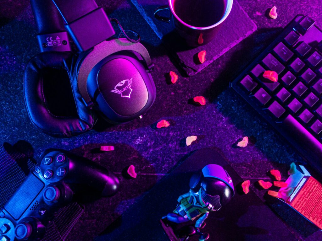 Accessoire gaming sur fond violet et rose.